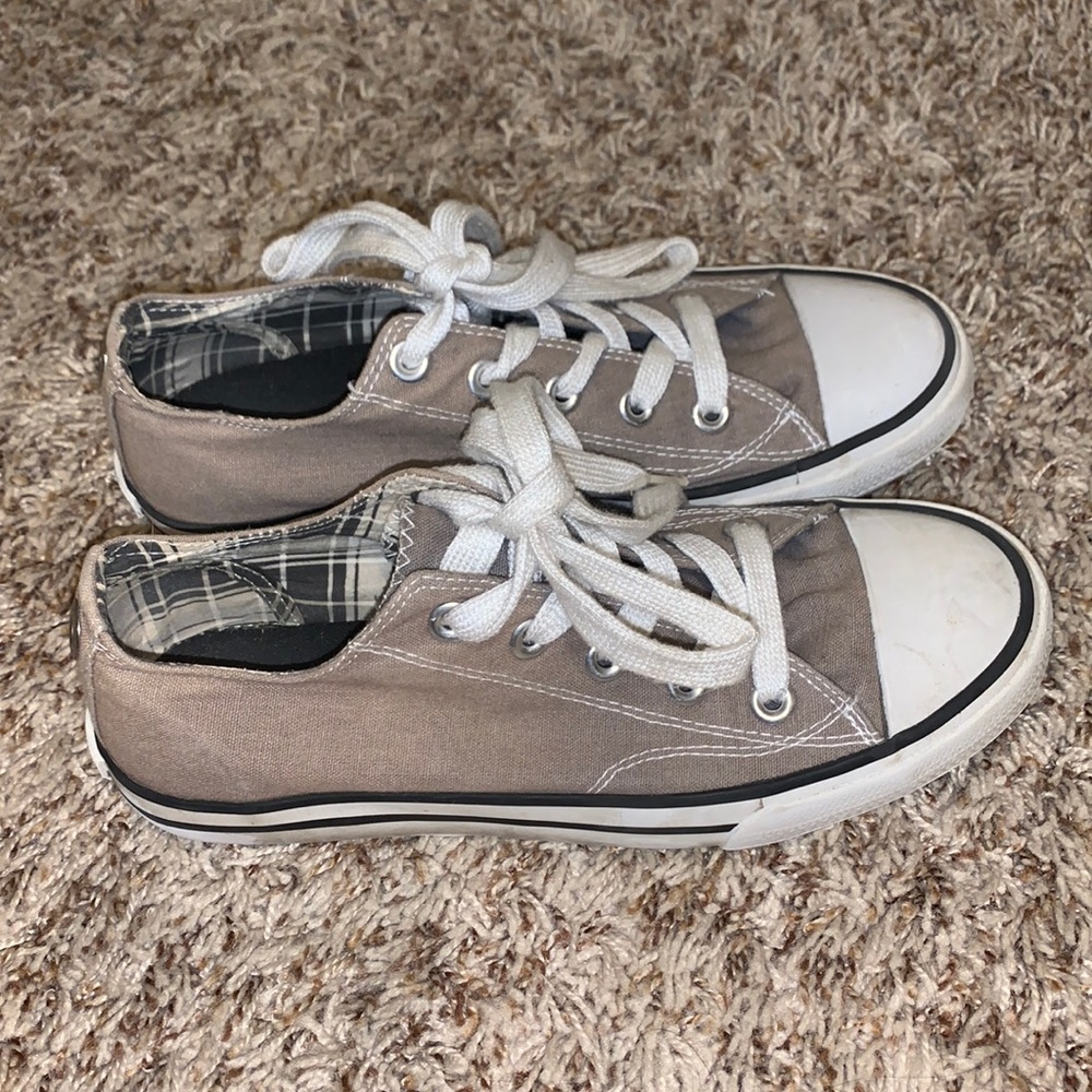 Converse style seventeen gray low tops